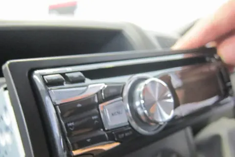 Jak uruchomić radio samochodowe bez kodu? Proste metody na pomoc w problemie