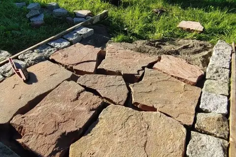 Jak układać chodnik z kamienia łupanego bez zbędnych błędów