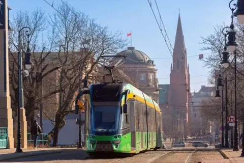 Ile zarabia kierowca tramwaju w Polsce? Zaskakujące wyniki i fakty.