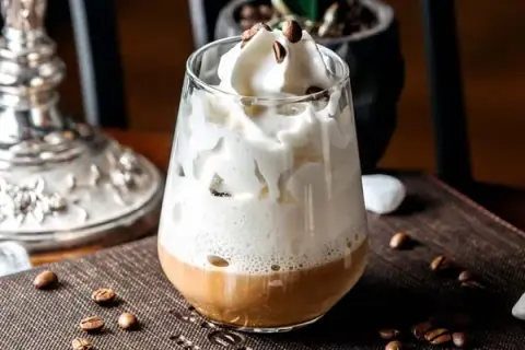 Ile kalorii ma kawa latte? Zaskakujące różnice w kaloryczności!