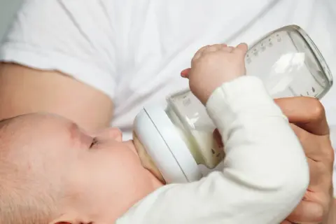 Ile je 4 miesięczne dziecko? Odkryj kluczowe potrzeby żywieniowe