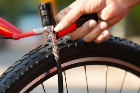 Jak napompować oponę bezdętkową w rowerze – uniknij najczęstszych błędów
