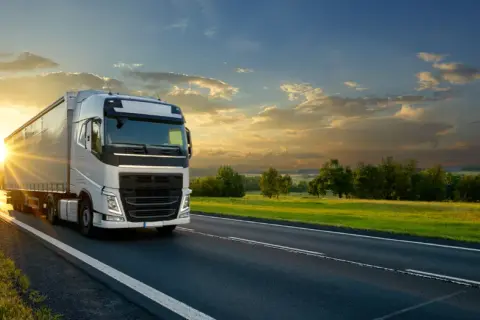 Maksymalna prędkość ciężarówki na autostradzie – jakie są limity i konsekwencje przekroczenia?