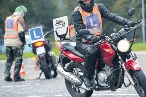 Jakie uprawnienia na motorower? Sprawdź, co musisz wiedzieć!