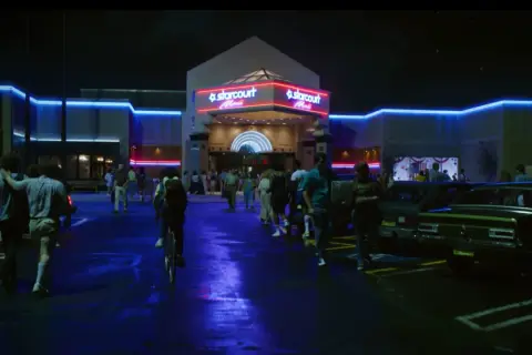 Stranger Things sezon 3 odc 5: Co wydarzyło się w Starcourt Mall?