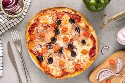 Jak długo piec gotowy spód do pizzy, aby uniknąć zakalca?