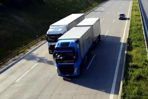 Czy ciężarówki mogą wyprzedzać na autostradzie? Sprawdź ważne przepisy i wyjątki
