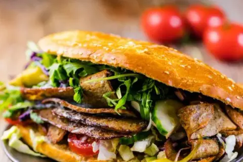 Czy kebab jest lekkostrawny? Sprawdź, jak uniknąć problemów trawiennych po jedzeniu