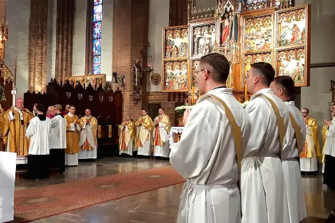 Czy diakon to ksiądz? Poznaj kluczowe różnice i obowiązki