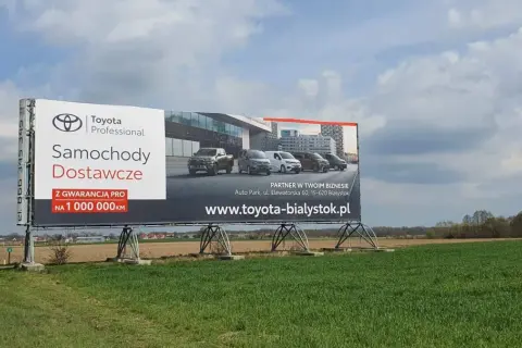Ile kosztuje reklama przy autostradzie? Sprawdź, jak uniknąć wysokich kosztów!