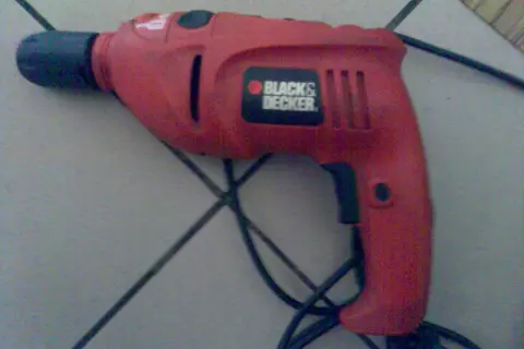 Jak zdjąć głowicę z wiertarki Black & Decker bez problemów
