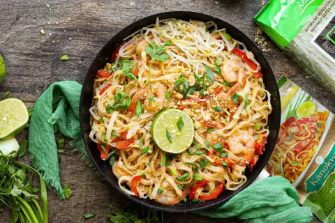 Prosty przepis na pasta pad thai, który zaskoczy Twoje kubki smakowe