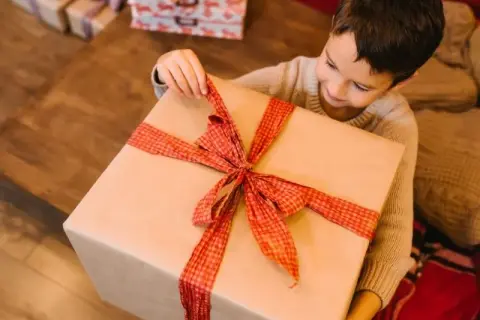 Jak zapakować duży prezent w papier i zaskoczyć bliskich wyjątkowym stylem