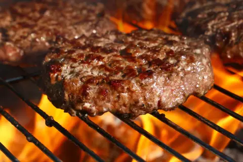 Jak idealnie smażyć wołowinę na burgery, by uniknąć wysuszenia