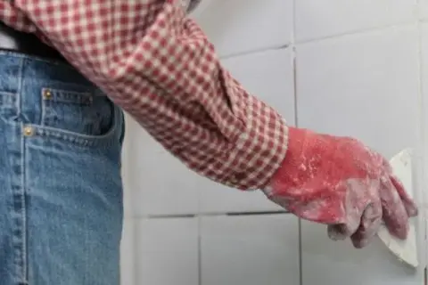 Jak wymienić fugę i uniknąć powszechnych błędów w DIY