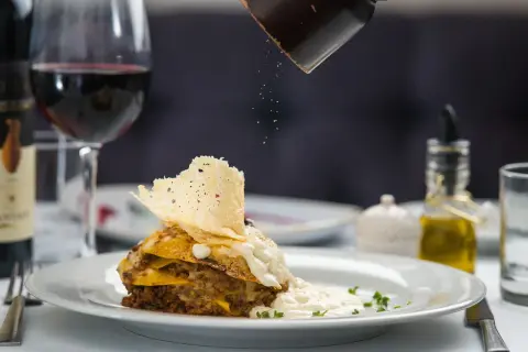 Gdzie zjeść w Rynie? Odkryj najlepsze restauracje i smaki