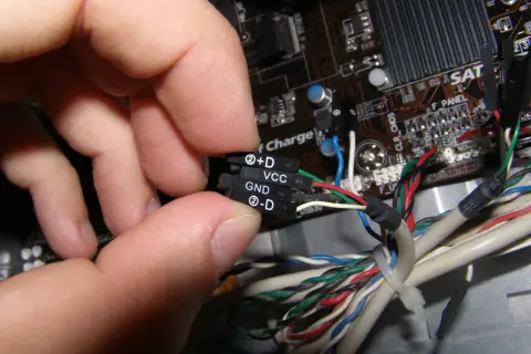 Jak podłączyć kable do płyty głównej Gigabyte bez zbędnych problemów
