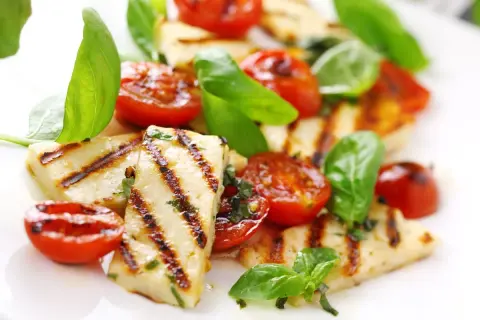 Halloumi z czym łączyć? Najlepsze pomysły na pyszne dania