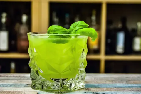Orzeźwiające drinki z syropem miętowym na każdą okazję