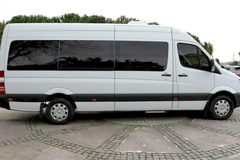 Ile kosztuje wynajem busa z kierowcą? Poznaj ukryte koszty i cenniki