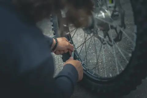 Jakie narzędzia powinny wejść w skład rowerowej stacji naprawczej?
