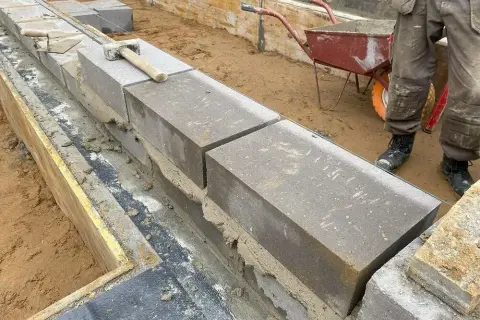 Ile zaprawy do bloczków betonowych – uniknij kosztownych błędów