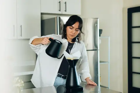 Jaka woda do kawy? Odkryj, jak wpływa na smak i aromat