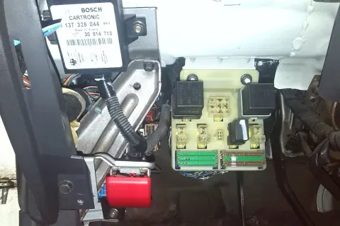 Gdzie jest sterownik centralnego zamka Volvo V70 i jak go znaleźć?