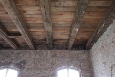 Jak wzmocnić strop drewniany i uniknąć kosztownych napraw?