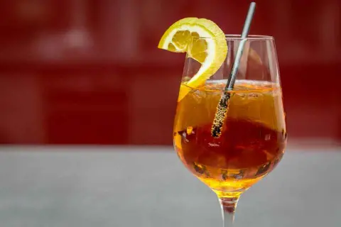 Aperitivo drink: odkryj włoską tradycję i najlepsze przepisy na napoje
