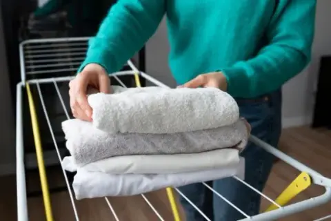 Jak szybko wysuszyć pranie - skuteczne metody bez suszarki
