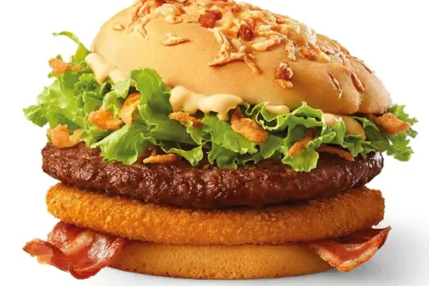 Ile kalorii ma burger? Porównanie różnych rodzajów i składników
