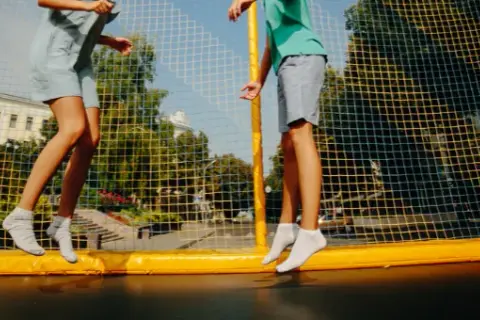 Trampolina ogrodowa jaką wybrać, aby uniknąć niebezpieczeństw i kosztów