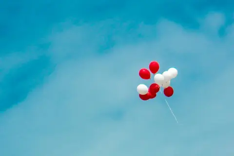 Czy balony na hel można nadmuchać powietrzem i co to oznacza?