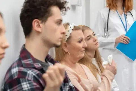 Kto może wejść bez kolejki do lekarza? Sprawdź, kto ma pierwszeństwo!