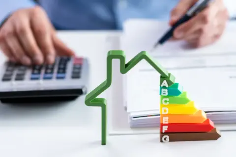 Kto wydaje świadectwo energetyczne budynku? Sprawdź wymagania i proces