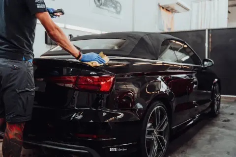 Tuning samochodów: od oklejania po aktywne wydechy