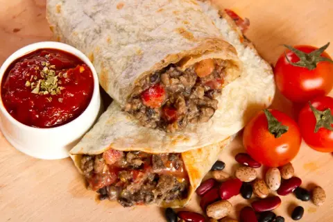 Ile kalorii ma duży kebab w tortilli? Sprawdź, jak wpływa na dietę!
