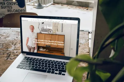 WordPress vs. Kreatory Stron. Co wybrać na pierwszą stronę?