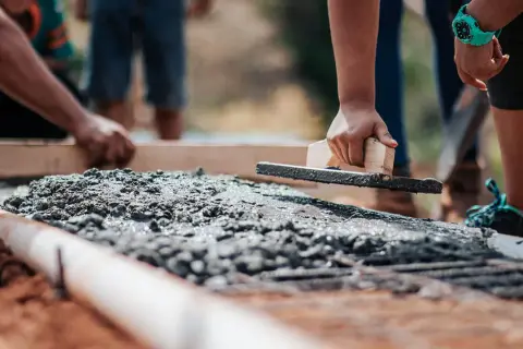 Ile waży metr sześcienny betonu? Zaskakujące fakty i różnice