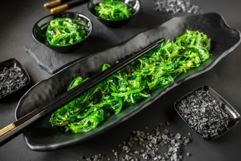 Gdzie kupić sałatkę wakame? Najlepsze miejsca i smaczne opcje dla Ciebie