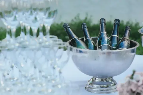 Ile wódki na wesele 80 osób - uniknij niedoboru alkoholu na przyjęciu