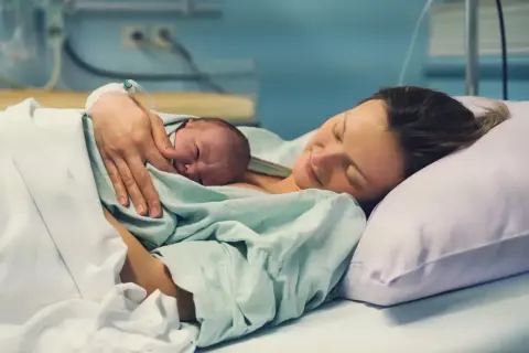 Czy ciepły prysznic przyspiesza poród? Fakty i korzyści dla przyszłych mam