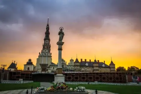 Gdzie zjeść w pobliżu Jasnej Góry? Najlepsze lokale na posiłek