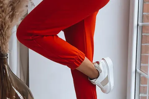 Modne buty do spodni dresowych: stylowe i wygodne propozycje dla kobiet