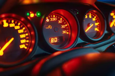 Co oznaczają kontrolki w Mazda 3? Opis ostrzegawczych symboli w aucie