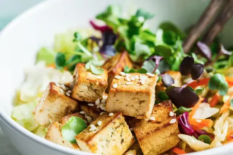Jak przygotować tofu do sałatki - proste i smaczne przepisy na każdą okazję