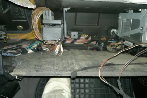 Gdzie jest sterownik centralnego zamka BMW E39 i jak go naprawić