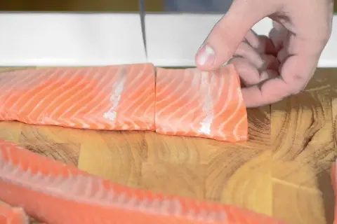 Jak pokroić łososia do sushi, aby uzyskać idealne plastry?
