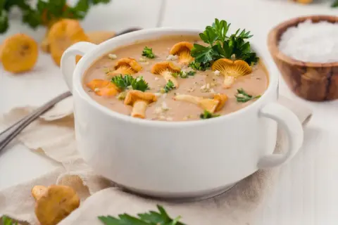 Zupa z kurek jak u babci – przepis na smak dzieciństwa pełen aromatu
